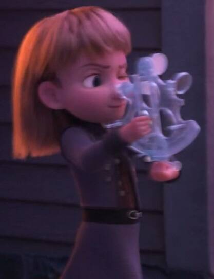 엘사에게 선물받은 육분의를 쳐다보는 소녀