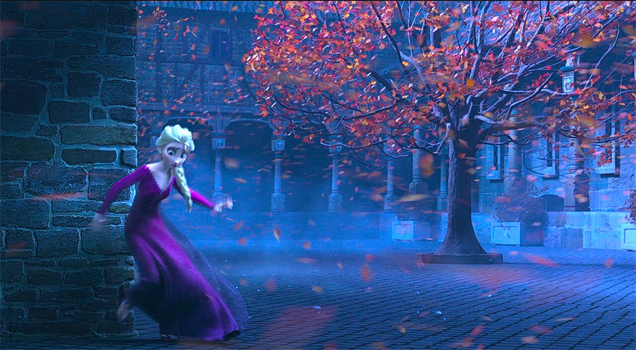 아렌델성으로 돌아와 벽 뒤에 숨는 엘사