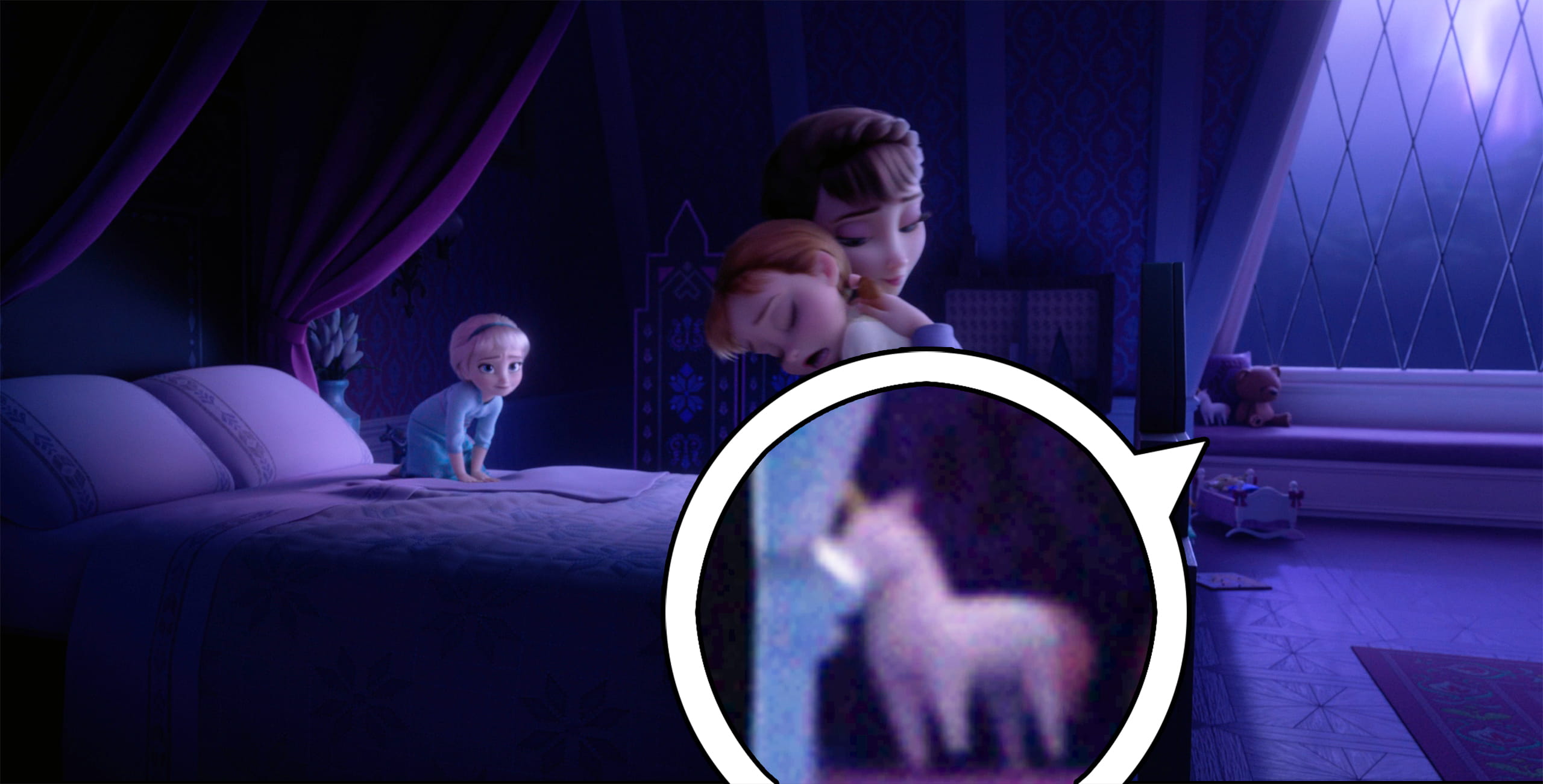 창문가에 놓여있는 유니콘 인형