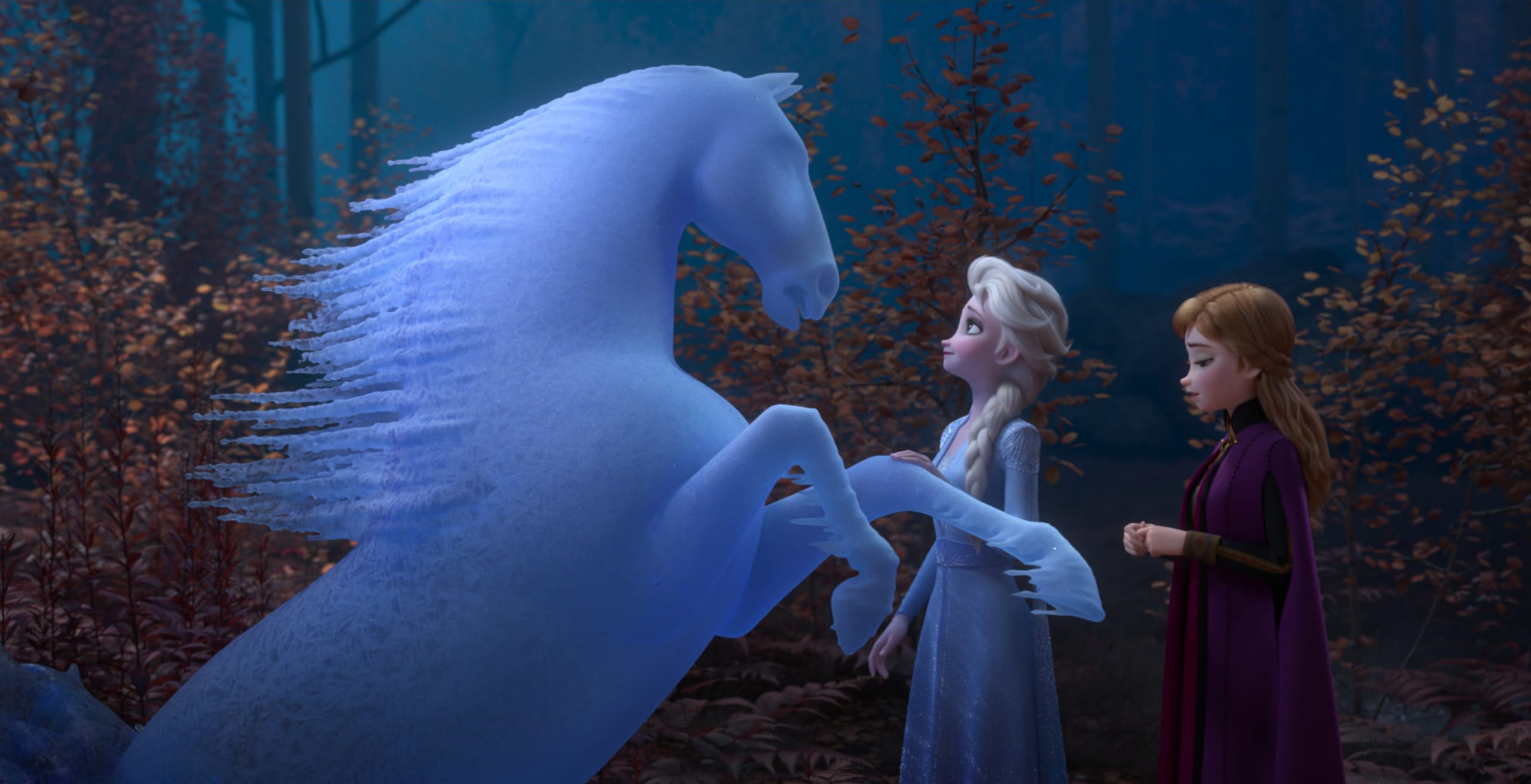 게일이 만든 얼음 말을 쳐다보는 엘사